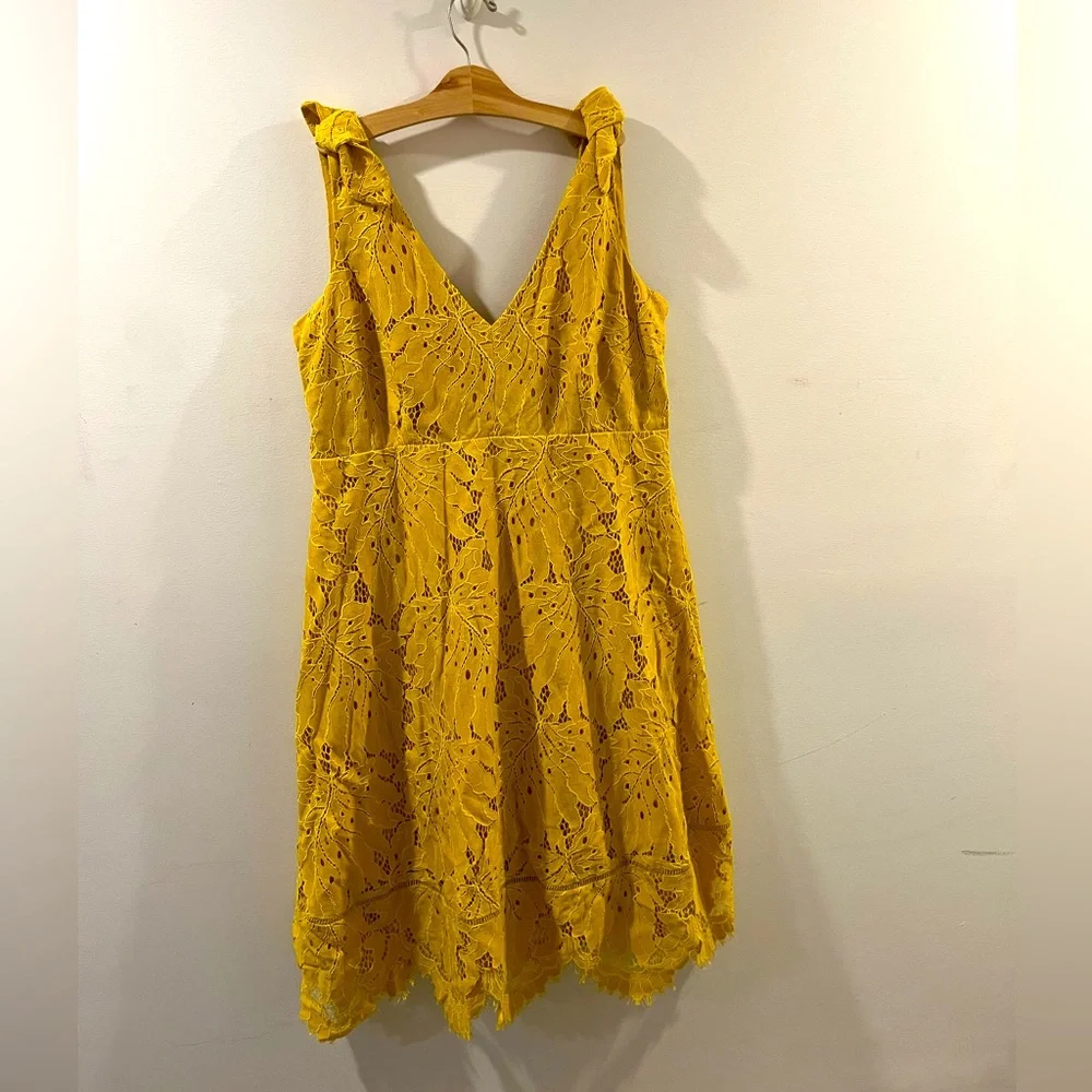 Pea in the Pod Yellow lace maternity dress SZ L (12-16) handkerchief hem - Picture 2 of 4
